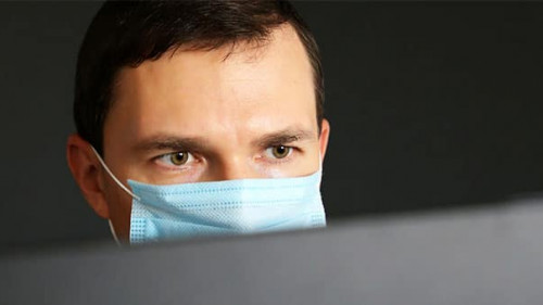 Anzugtraeger-Maske-Bildschirm-385501287-AS-Oleg