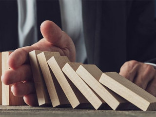 Anzugtraeger-Dominos-310179079-AS-Gajus