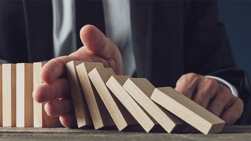 Anzugtraeger-Dominos-310179079-AS-Gajus