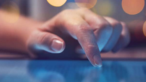 Hand-Tablet-192369105-AS-Bits-and-Splits