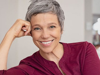 Frau-Laecheln-228645021-AS-Rido