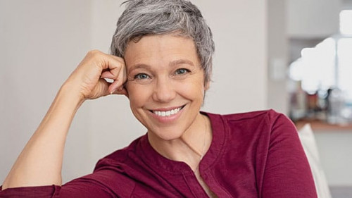 Frau-Laecheln-228645021-AS-Rido