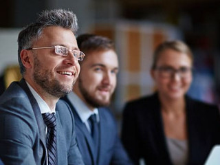 Happy-AnzugtraegerInnen-94913726-AS-pressmaster