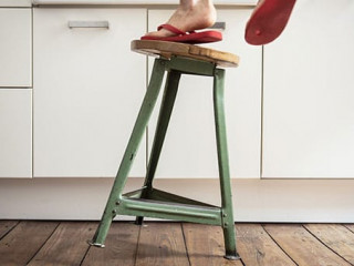 Frau-Hocker-259701390-AS-Marco-Martins