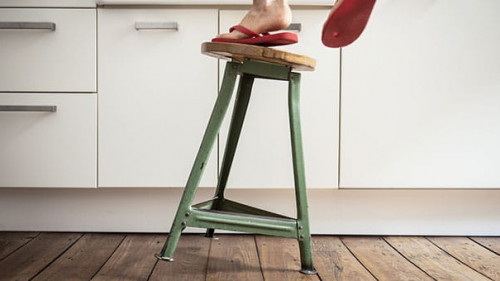 Frau-Hocker-259701390-AS-Marco-Martins