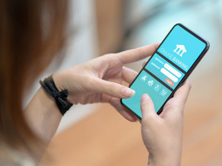 Frau-Smartphone-Online-Banking-288069609-AS-bongkarn