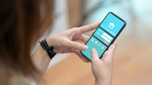 Frau-Smartphone-Online-Banking-288069609-AS-bongkarn