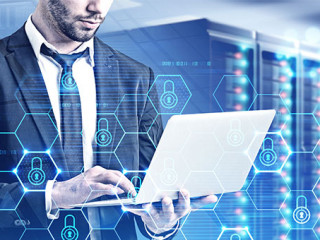 Anzugtraeger-Laptop-Server-325314969-AS-denisismagilov