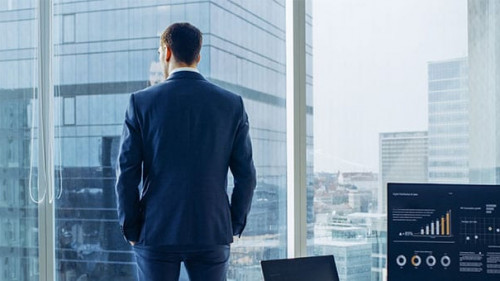 Anzugtraeger-Fensterscheibe-234091843-AS-Gorodenkoff