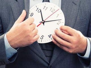 Anzugtraeger-Uhr-58613599-AS-Nomad-Soul