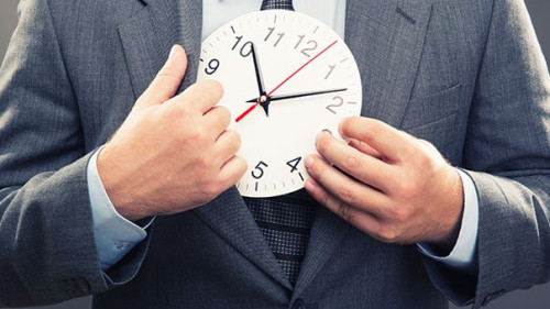 Anzugtraeger-Uhr-58613599-AS-Nomad-Soul