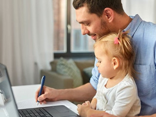 Vater-Tochter-Homeoffice-309981240-AS-Syda-Productions