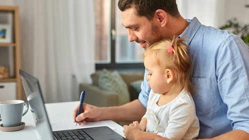 Vater-Tochter-Homeoffice-309981240-AS-Syda-Productions