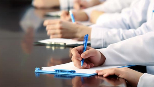 AerztInnen-Notizblock-79521560-AS-Africa-Studio