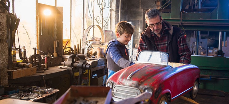 Vater-Sohn-Auto-239404112-AS-jackfrog