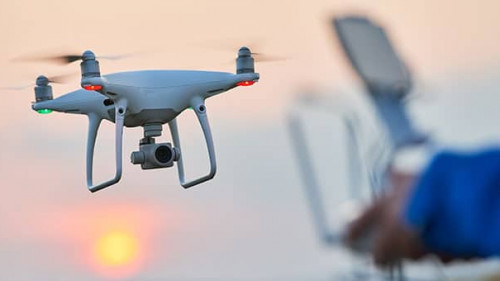 Drohne-Pilot-177620482-AS-Kadmy