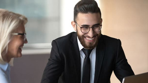 Frau-Anzugtraeger-Laptop-323422829-AS-fizkes