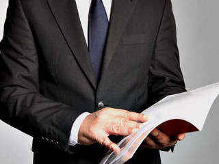 Anzugtraeger-Buch-58632612-AS-AMZphoto