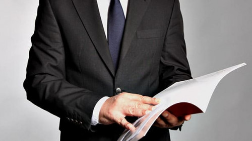 Anzugtraeger-Buch-58632612-AS-AMZphoto