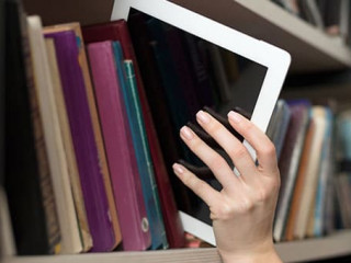 Hand-Buecherregal-Tablet-96907548-AS-denisismagilov