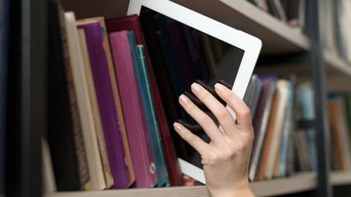 Hand-Buecherregal-Tablet-96907548-AS-denisismagilov