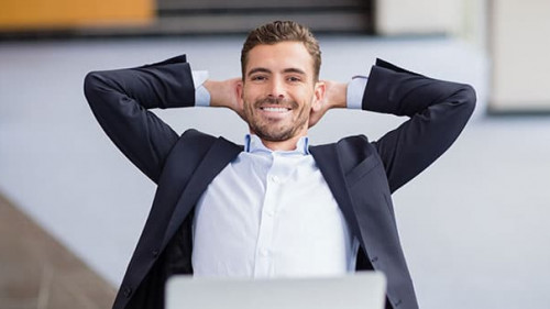 Happy-Anzugtraeger-134812250-AS-WavebreakMediaMicro