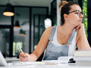 Studentin-213664720-AS-bnenin