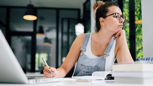 Studentin-213664720-AS-bnenin