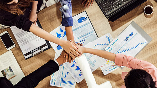 Kollegen-Teamwork-295563871-AS-Blue-Planet-Studio