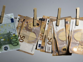 Geldscheine-auf-Leine-243004671-AS-k-u-r-t