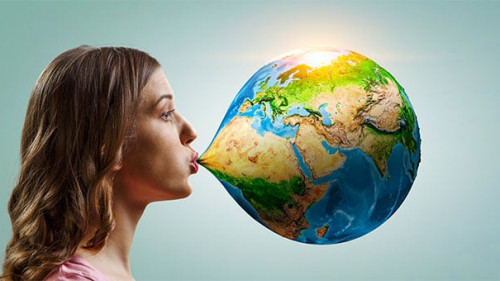 Frau-Weltkugel-Kaugummi-297953352-AS--Sergey-Nivens