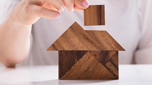 Frau-Haeuschen-217365072-AS-Andrey-Popov