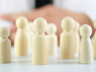 Anzugtraeger-Spielfiguren-354716899-AS-lukecklukec