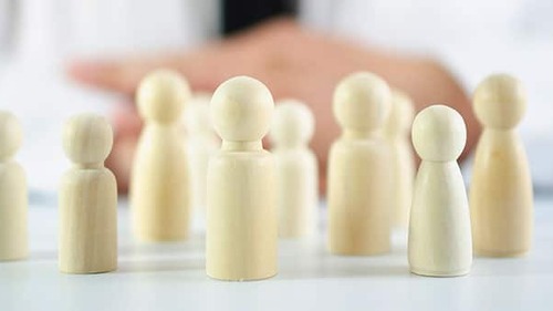 Anzugtraeger-Spielfiguren-354716899-AS-lukecklukec