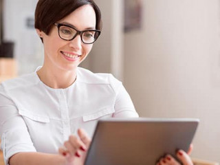 Frau-Smartphone-119821915-AS-Viacheslav-Lakobchuk