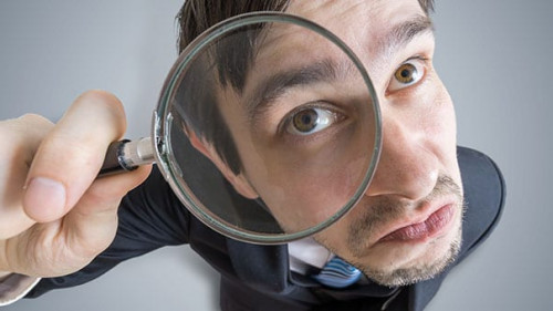 Anzugtraeger-Lupe-147265538-AS-vchalup