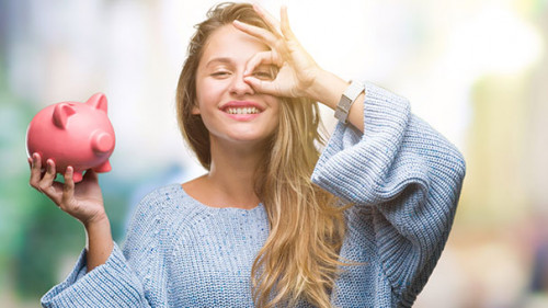 Junge-Frau-haelt-Sparschwein-277082062-AS-Aaron-Amat