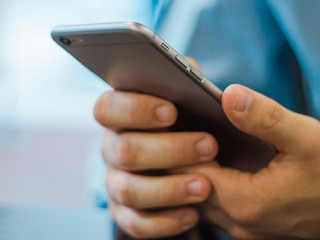 Haende-Smartphone-2618717-PB-StockSnap