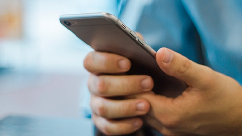 Haende-Smartphone-2618717-PB-StockSnap