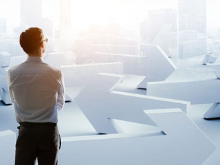 Anzugtraeger-Pfeile-277852745-AS--Sergey-Nivens