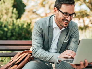 Anzugtraeger-Laptop-Parkbank-229647638-AS-bnenin