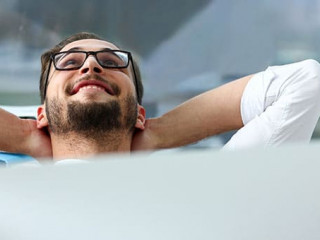 Anzugtraeger-Bildschirm-entspannt-320955469-AS-H-Ko