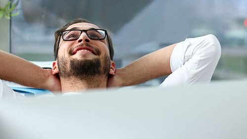 Anzugtraeger-Bildschirm-entspannt-320955469-AS-H-Ko