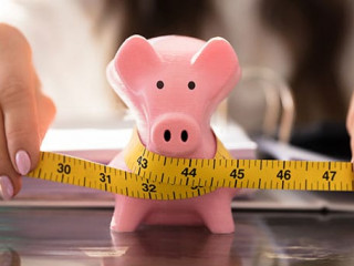 Frau-Sparschwein-Maßband-218365329-AS-Andrey-Popov