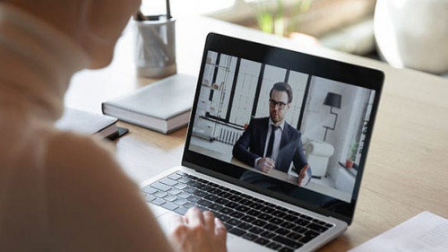 Frau-Laptop-Video-Call-371856690-AS-fizkes