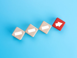 Holzwuerfel-Pfeil-292974480-AS-Worawut