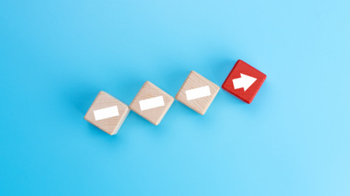 Holzwuerfel-Pfeil-292974480-AS-Worawut