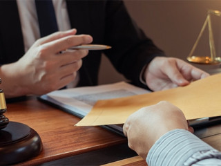 Anwalt-Klient-333083373-AS-Pichsakul