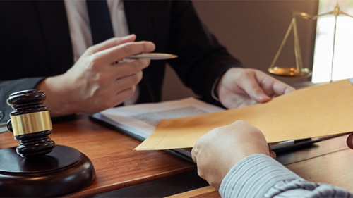 Anwalt-Klient-333083373-AS-Pichsakul