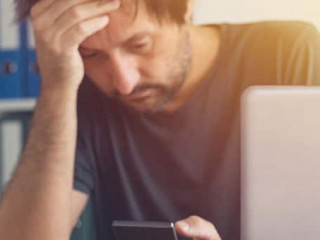 Mann-Homeoffice-Smartphone-175470877-AS-Bits-and-Splits